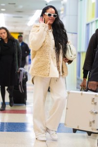 Rihanna arrives at JFK airport in NYC.

Pictured: Rihanna
Ref: SPL5121699 111019 NON-EXCLUSIVE
Picture by: SplashNews.com

Splash News and Pictures
USA: +1 310-525-5808
London: +44 (0)20 8126 1009
Berlin: +49 175 3764 166
photodesk@splashnews.com

World Rights
