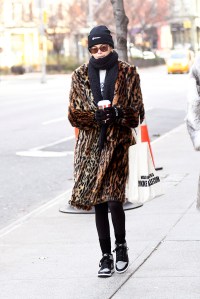 Kaia Gerber with coffee on hand takes a morning walk around the Soho Section of New York City

Pictured: Kaia Gerber
Ref: SPL5135292 121219 NON-EXCLUSIVE
Picture by: Elder Ordonez / SplashNews.com

Splash News and Pictures
USA: +1 310-525-5808
London: +44 (0)20 8126 1009
Berlin: +49 175 3764 166
photodesk@splashnews.com

World Rights, No Portugal Rights