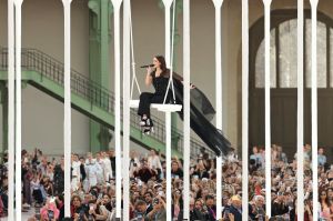 PARIS, FRANCE - OCTOBER 01: (EDITORIAL USE ONLY - For Non-Editorial use please seek approval from Fashion House) Ambassador for Chanel, Riley Keough performs on the runway during the Chanel Paris Womenswear Spring-Summer 2025 show as part of Paris Fashion Week on October 01, 2024 in Paris, France. (Photo by Vittorio Zunino Celotto/Getty Images)