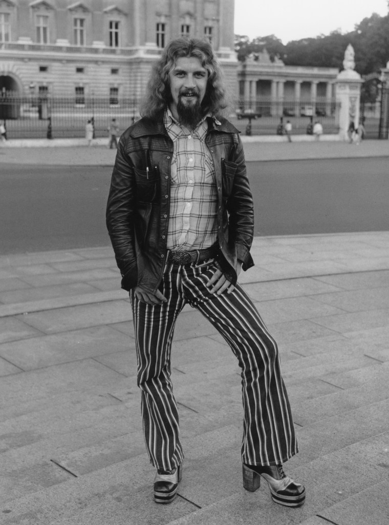 Scottish comedian Billy Connolly in front of Buckingham Palace during a visit to London, 26th July 1974. (Photo by Keystone/Hulton Archive/Getty Images)