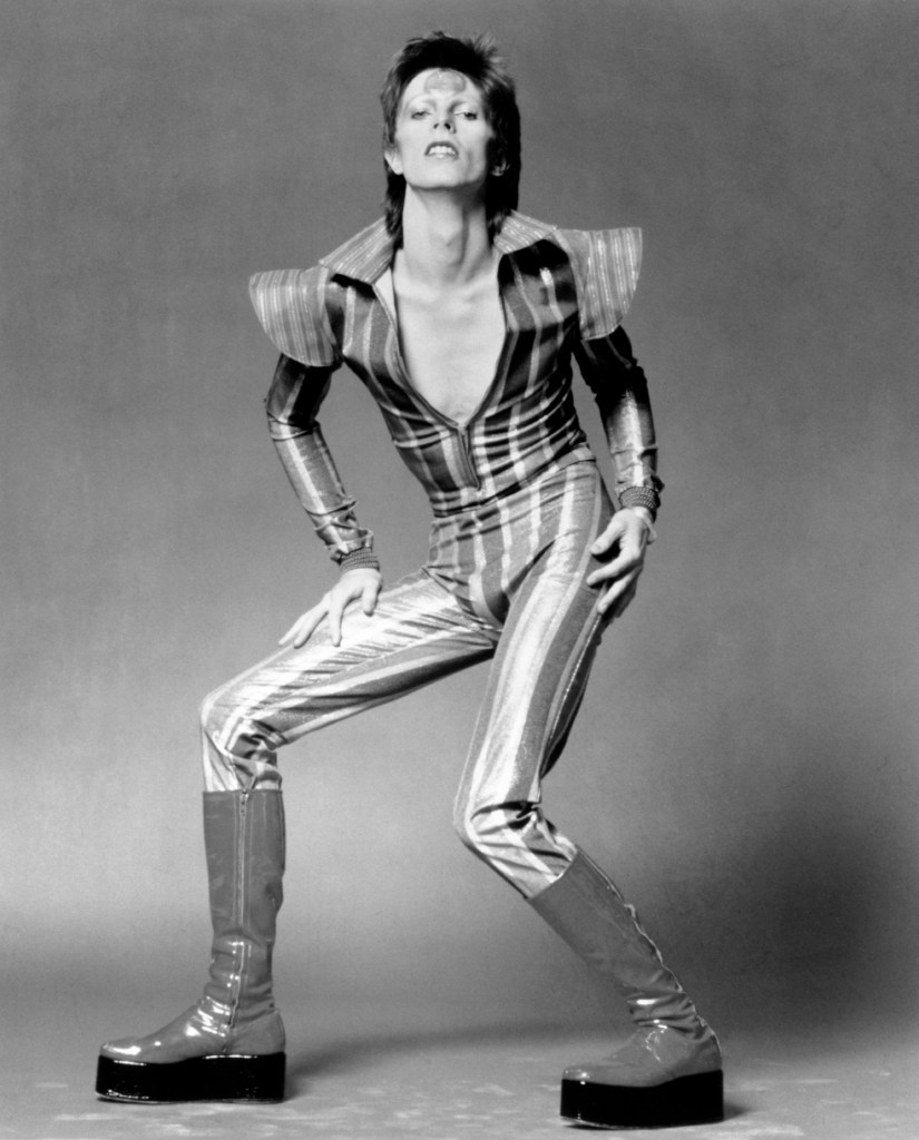 LONDON - JUNE 1972:  Musician David Bowie poses for a portrait in his "Ziggy Stardust" guise in June 1972 in London, England. 