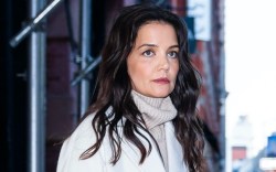 Katie Holmes, Chloe, Falconeri, winter style, winter fashion, fall style, womens fashion, fall fashion, sneakers, sustainable sneakers, woven sneakers, white sneakers, all white sneakers, knit sneakers, coat, cashmere coat, white coat, winter coat, fall coat, fall sweater, knit sweater, winter sweater, womens sweater