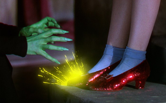 THE WIZARD OF OZ, from left: Margaret Hamilton, Judy Garland, 1939