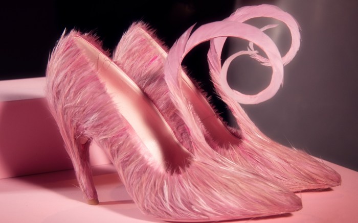 Roger-Vivier_Hotel-Vivier-Confidentiel_Choc-Feathers-Pump_1