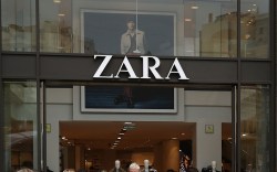 zara stores charging for returns and refunds, BARCELONA, SPAIN - OCTOBER 20: People, including some pulling suitcases, walk past a Zara clothing store on Passeig de Gracia avenue on October 20, 2017 in Barcelona, Spain. As the Catalan independence crisis deepens tourism, which is a vital economic input for the entire region, seems little impacted. (Photo by Sean Gallup/Getty Images)